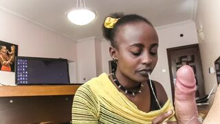 Nyakörves csoki szajha nyáladzik a főnök hímtagján