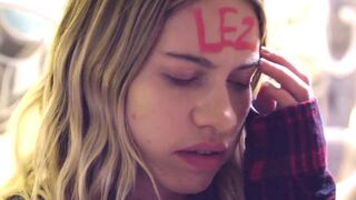 Tinédzser lányok forró fürdőszobai lezbi játszmája