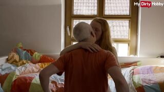 Világos Szőke fiatal nyögés míg az idős megkúrja a bulkeszát