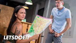 Claudia Bavel boldog útja a forró hostel szexuális paradicsomában