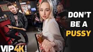 Bátor szöszi pornósztár döngeti idegen faszit a bárban